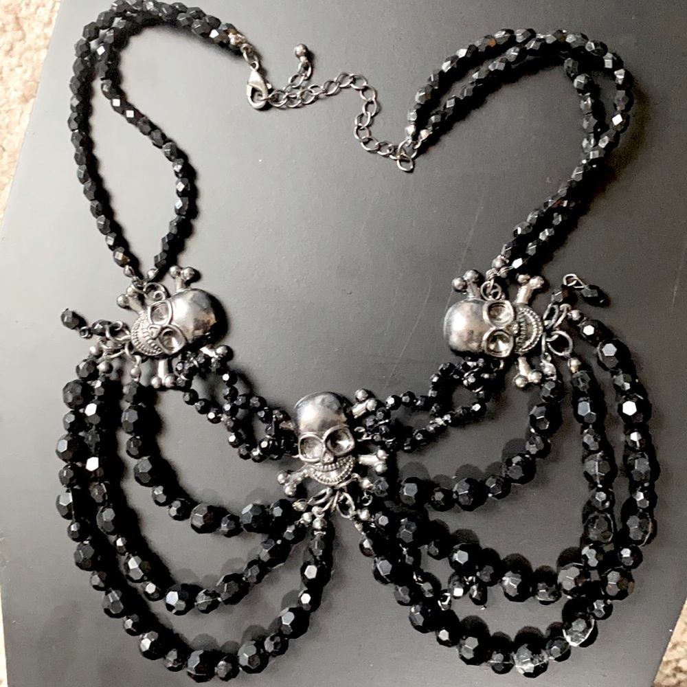 Black skull draped necklace